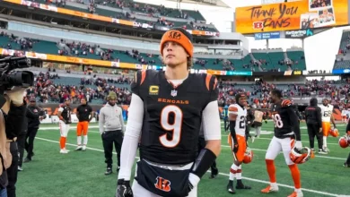 NFL star Joe Burrow cozies up with Jessica Alba at Las Vegas casino