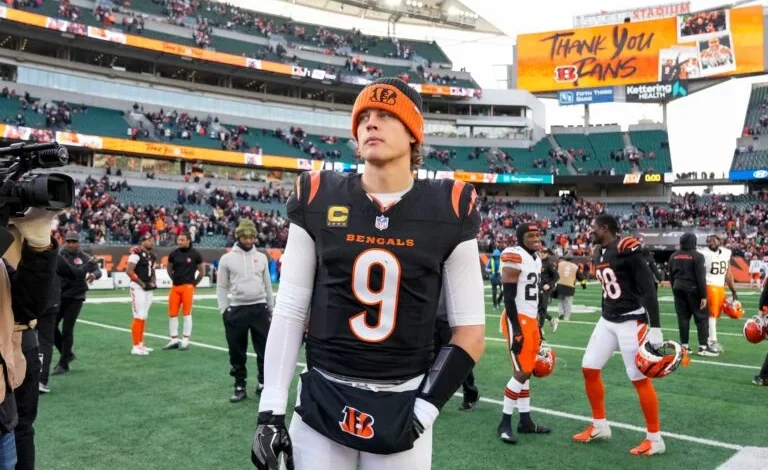 NFL star Joe Burrow cozies up with Jessica Alba at Las Vegas casino