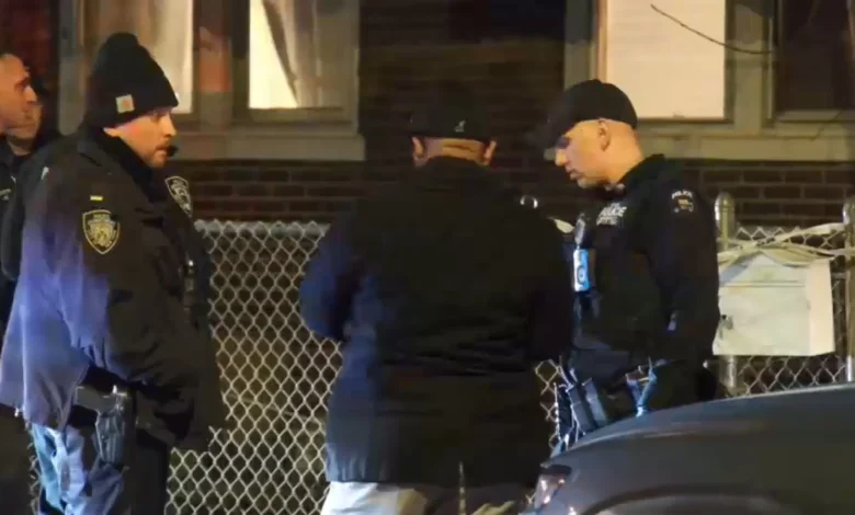 NYPD search for suspects after 3 failed Molotov cocktails thrown at Staten Island home