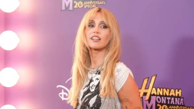 Now a true pop star, Miley Cyrus returns to 'Hannah Montana' roots to fete anniversary special