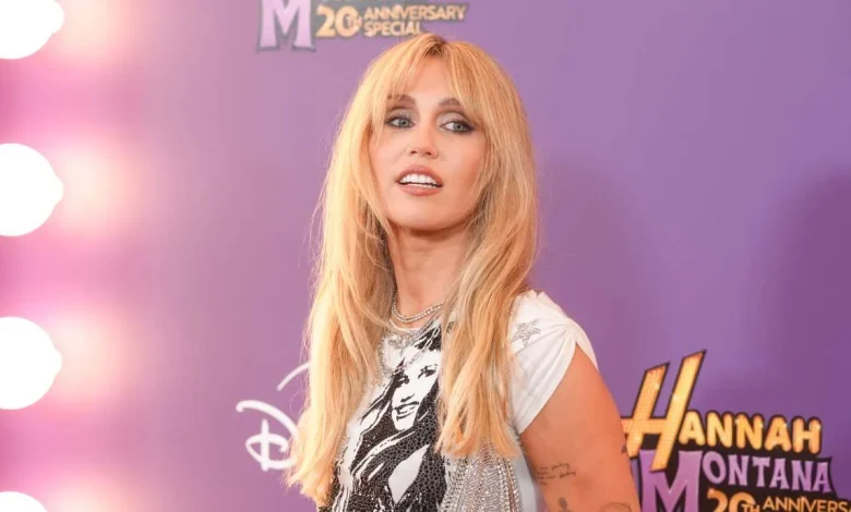 Now a true pop star, Miley Cyrus returns to 'Hannah Montana' roots to fete anniversary special