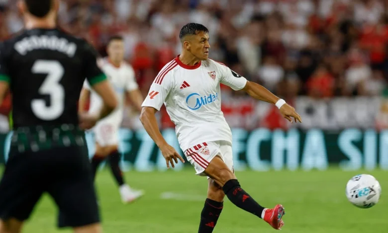 Nuevo DT de Alexis y Suazo lanza dura advertencia en su presentación en Sevilla