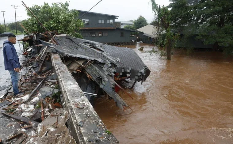 Oahu remains under flash flood warning as threat of heavy rain persists
