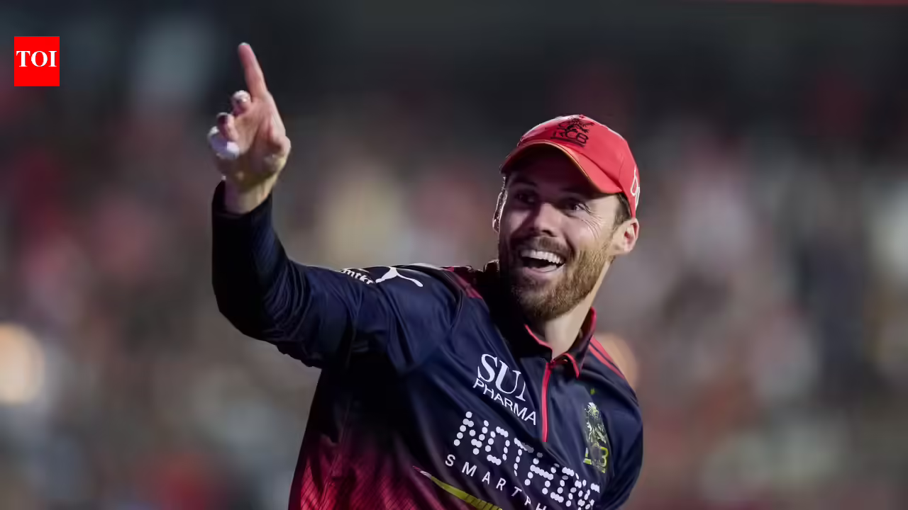 Phil Salt steals the show with outrageous one-handed catch to remove Ishan Kishan - Watch