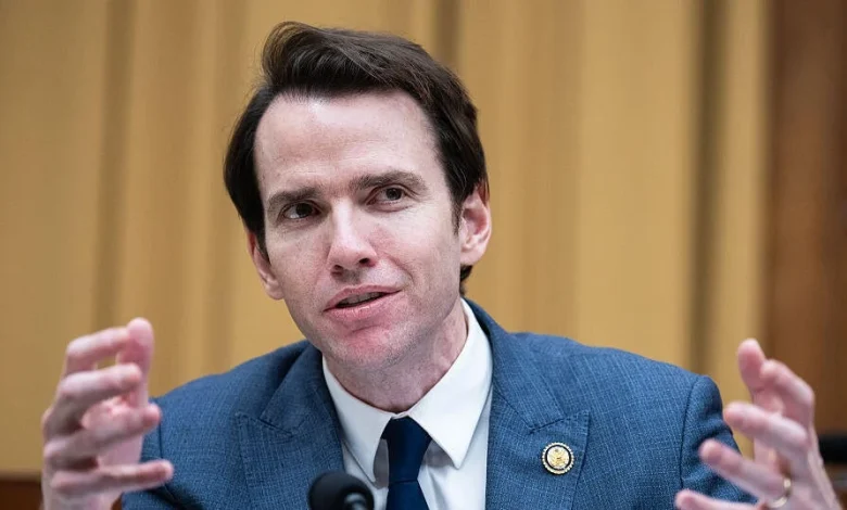 Rep. Kevin Kiley leaves GOP to become an independent, complicating Johnson's majority