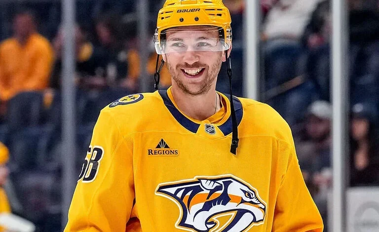 Report: Stars add Bunting from Predators