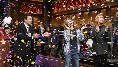 Ryan Gosling tricks Eva Mendes into a public display of affection