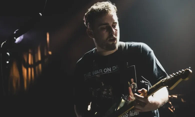 Sam Fender & Olivia Dean Continue U.K. Chart Dominance as ‘Rein Me In’ Hits 5th Week at No. 1