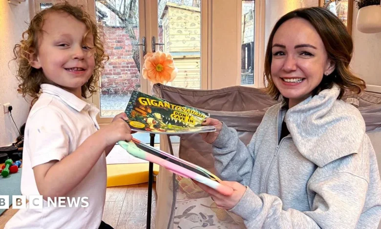 Screen time for under-fives should be limited to one hour a day, parents told