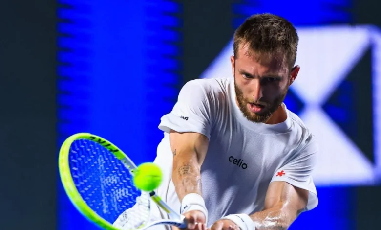 Si arrabbia perché squilla un telefono, ma è il suo: Moutet, il Baudelaire della racchetta, contro Sinner