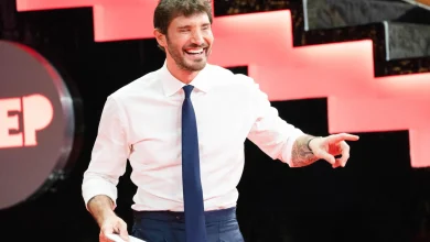 Stefano De Martino conduttore e direttore artistico 2027: l’annuncio di Conti nella serata finale