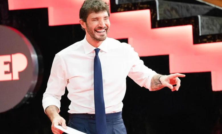 Stefano De Martino conduttore e direttore artistico 2027: l’annuncio di Conti nella serata finale