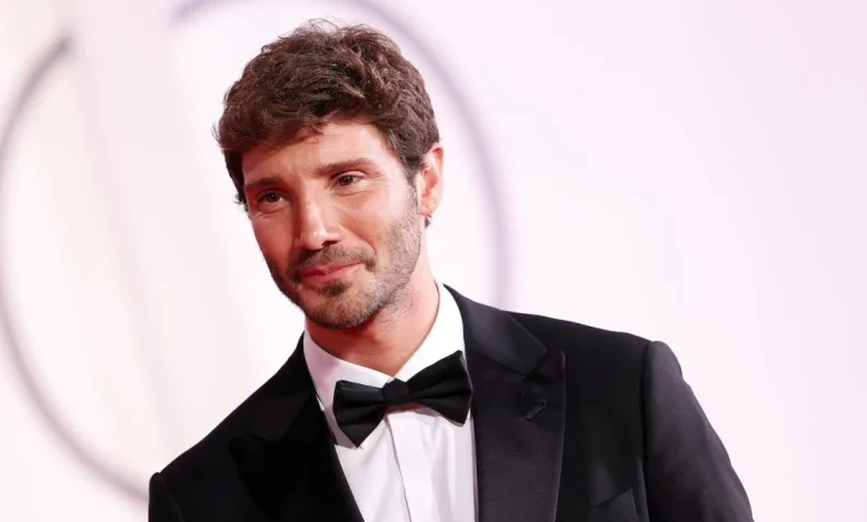 Stefano De Martino sarà il conduttore e direttore artistico di Sanremo 2027: l'annuncio all'Ariston