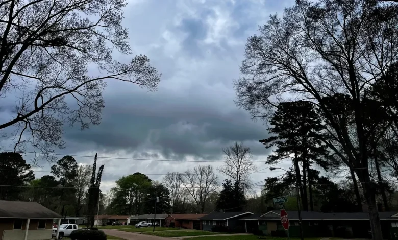 Storms leave thousands without power in MS, possible snow ahead