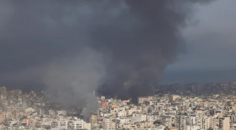 TOOS Safaaradda Maraykanka ee Riyaad oo lagu weeraray dayaarado iyo Trump oo ku goodiyey aargoosi