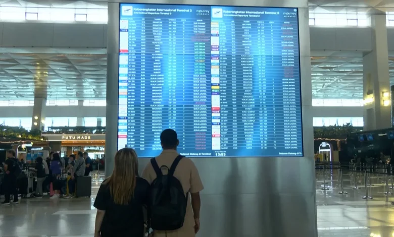 Thousands of passengers stranded as Middle East airspace shuts