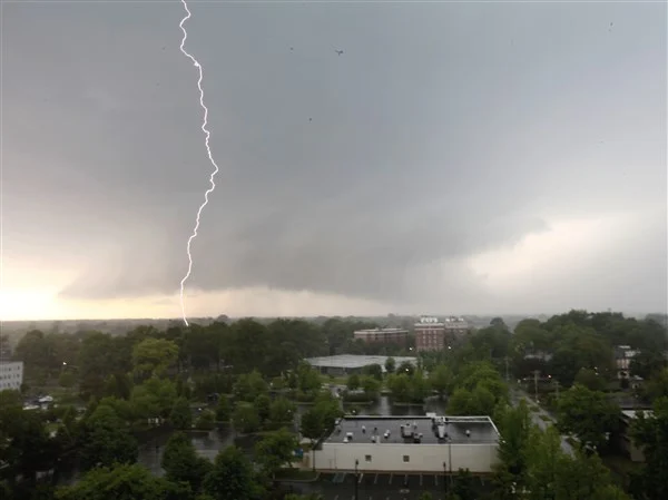 Thunderstorms bolt through Lucas County