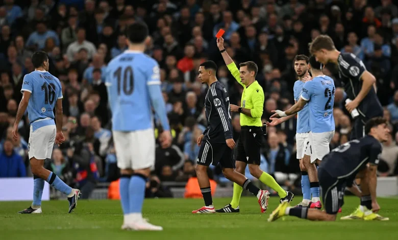 📸 Tie over? Bernardo Silva sent off for intentional hand-ball 😱