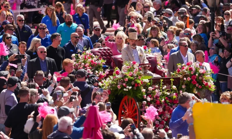 Tiny fan's emotional reaction to Dolly Parton at Dollywood caught on video