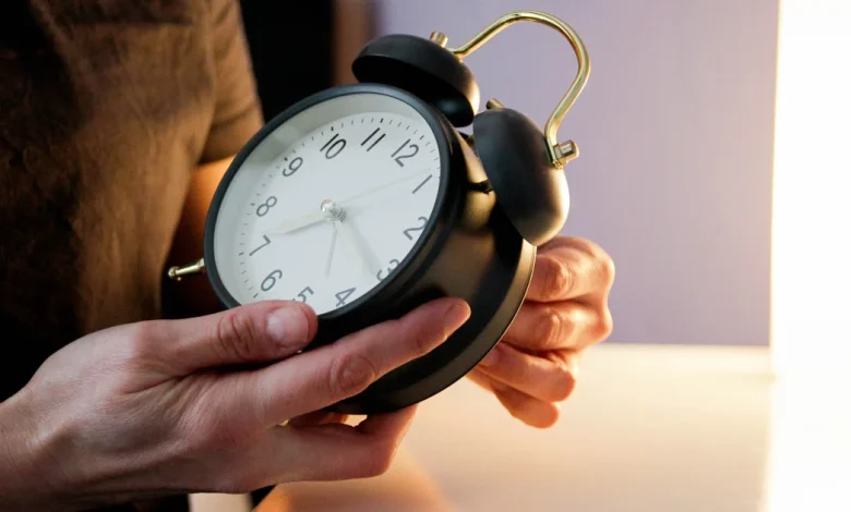 Trecem la ora de vară 2026: Cum se modifică ceasurile în această noapte și ce presupune schimbarea