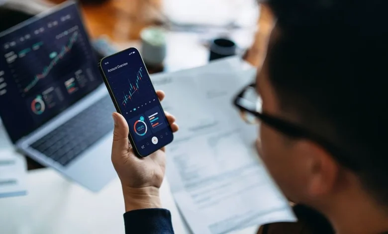 Trente-huit ans, un smartphone et un ETF : le nouvel investisseur français en Bourse