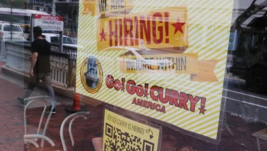 US weekly jobless claims unchanged; layoffs decline 55% in February