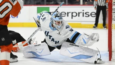 Vanecek records 1st shutout of season, Mammoth top Flyers