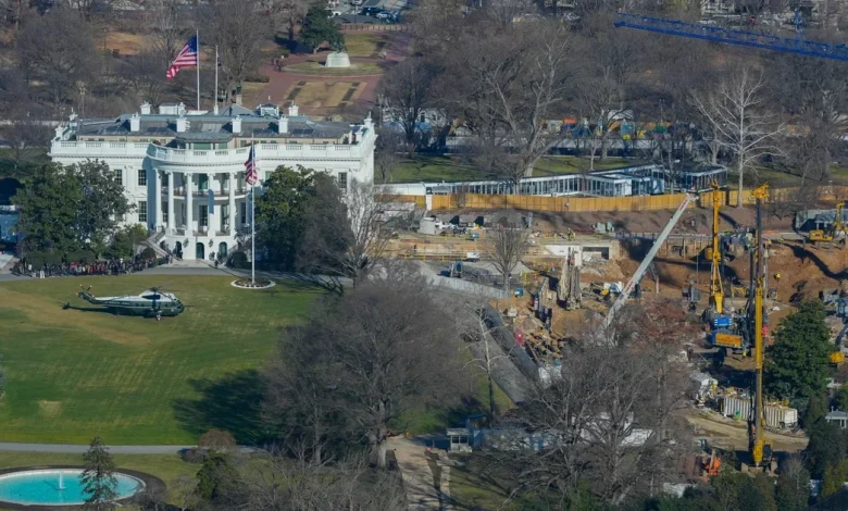 Vehicle crashes into barricade near White House, Secret Service investigating