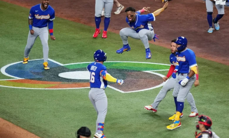 Venezuela knocks out defending WBC champ Japan with a mighty blow