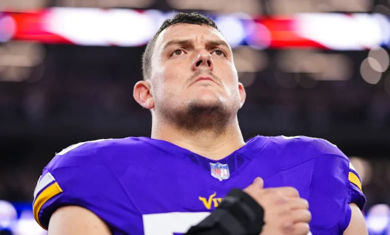 Vikings C Ryan Kelly announces his retirement