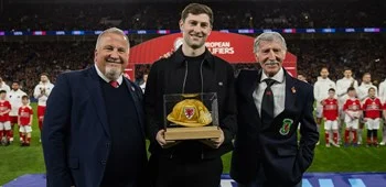 Wales centurion Davies presented with Golden Cap by Spurs legend