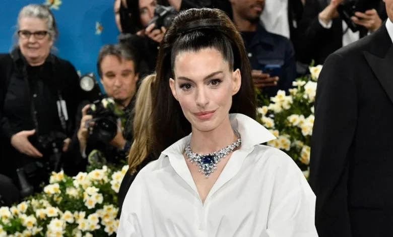 Watch Anne Hathaway and Ewan McGregor's neighborhood get terrorized by dinosaurs