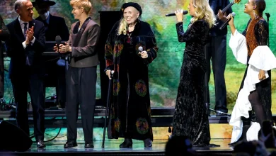 Watch Joni Mitchell Perform With Sarah McLachlan at Juno Awards