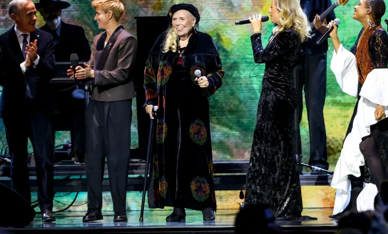 Watch Joni Mitchell Perform With Sarah McLachlan at Juno Awards
