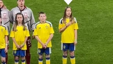 Zaskakujące sceny przy hymnie. Dziewczynka skradła show