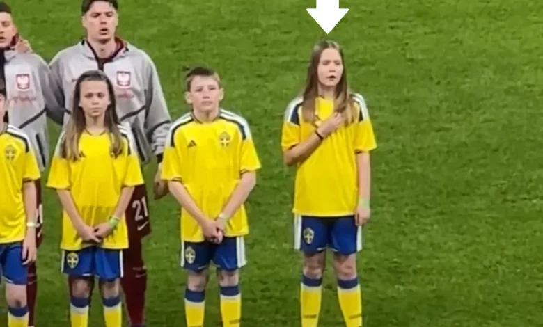 Zaskakujące sceny przy hymnie. Dziewczynka skradła show