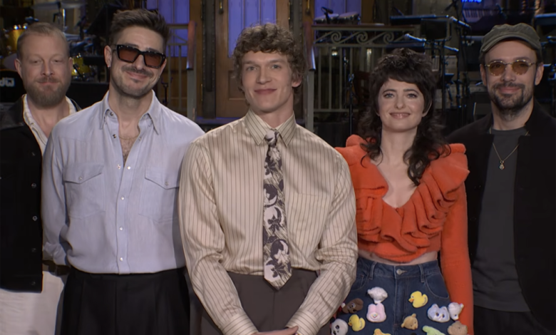 ‘SNL’ Star Tells Connor Storrie That ‘Heated Rivalry’ Is Just Like Her Relationship With Mumford & Sons