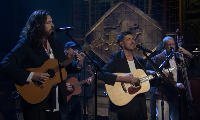 ‘SNL’: Watch Mumford & Sons Perform ‘Rubber Band Man,’ ‘Here’