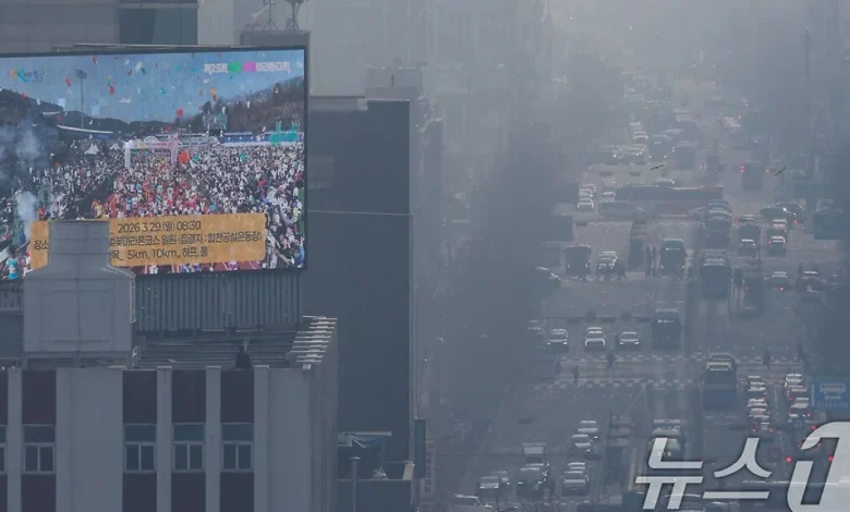 미세먼지 공습에 수도권 '뿌연 하늘'…큰 일교차 속 아침엔 안개도(종합)