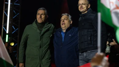 A Szentháromság teret sem tudta megtölteni Orbán a kampányzáróján, kivetítővel nem is készültek