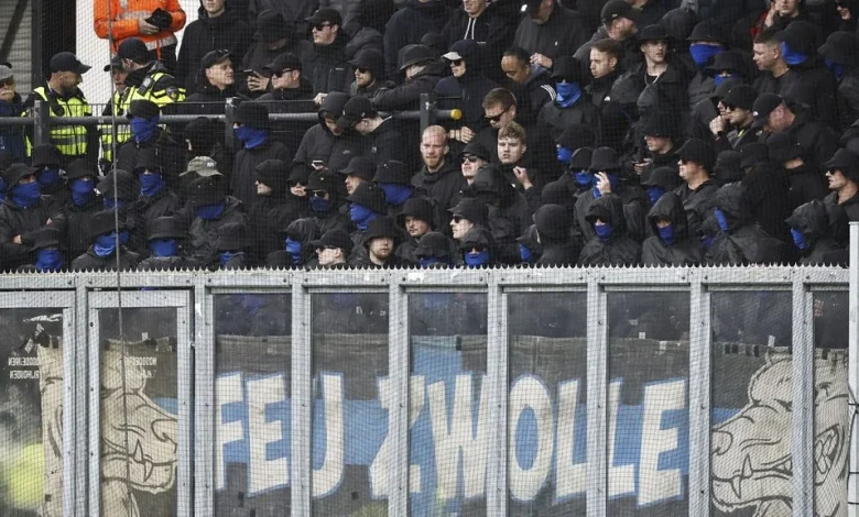 Aftrap IJsselderby uitgesteld om gezichtsbedekking PEC-aanhang • Uitvak wordt ontruimd door ME