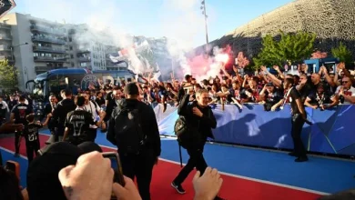Ambiance bouillante aux abords du Parc des Princes pour l'arrivée des Parisiens avant PSG-Liverpool