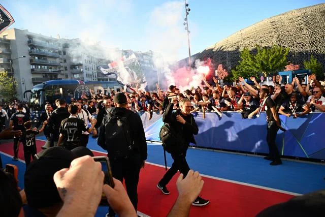 Ambiance bouillante aux abords du Parc des Princes pour l'arrivée des Parisiens avant PSG-Liverpool