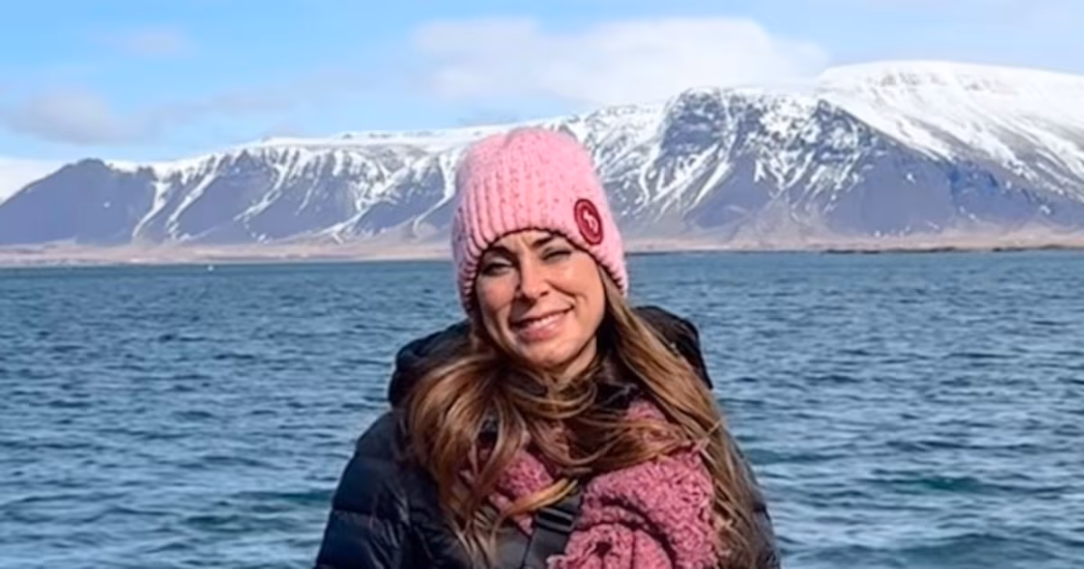 Anick Dumontet et son amoureux s’embrassent seuls dans un désert nordique