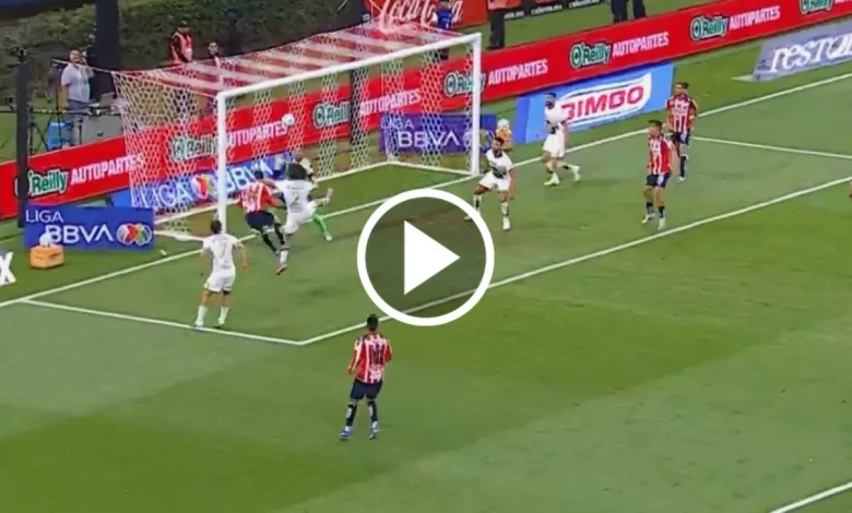 Armando González hace estallar el Akron con un golazo en el Chivas vs. Pumas