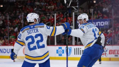Blues score 3 in 2nd period to pull away from Blackhawks