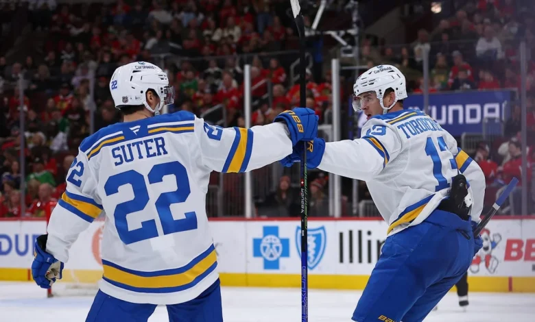 Blues score 3 in 2nd period to pull away from Blackhawks