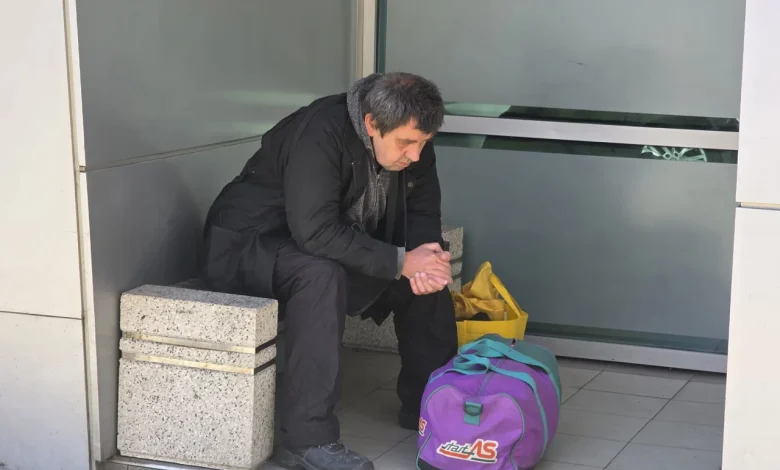 Boban Delčev (53), beskućnik bez zaposlenja, od danas ispred Gradske uprave štrajkuje glađu, žeđu, neće uzimati lekove, traži posao!