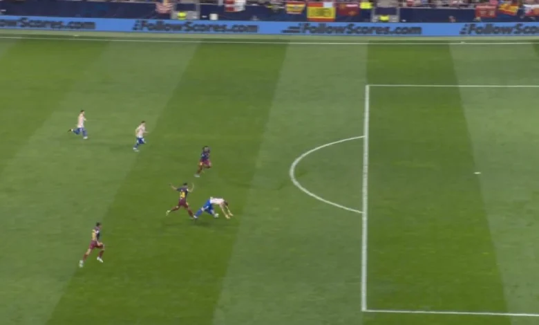 Burrull y la roja a Eric García: "Es clara y Koundé no llega tras el derribo a Sorloth"