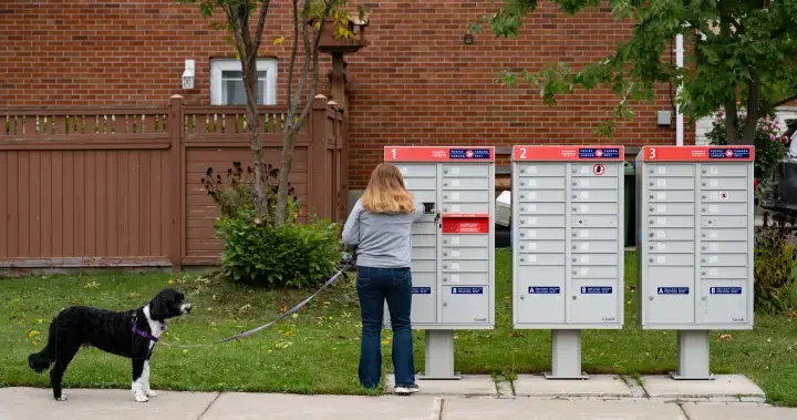 Canada Post says it will move ahead with plan to end home delivery - National